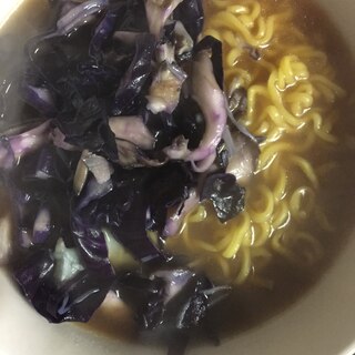 紫キャベツときのこ入りインスタントラーメン